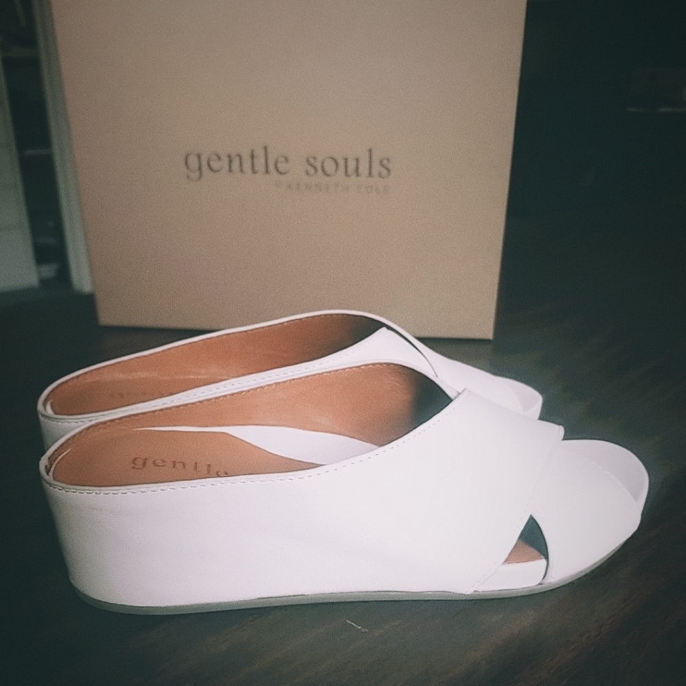 NWT Gentle Souls Off White Criss Cross Sandals 7.5